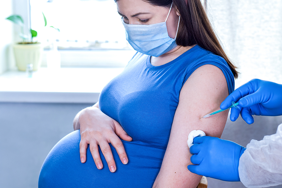 Mujeres embarazadas se estarían absteniendo de vacunarse contra el Covid por temor a efectos adversos