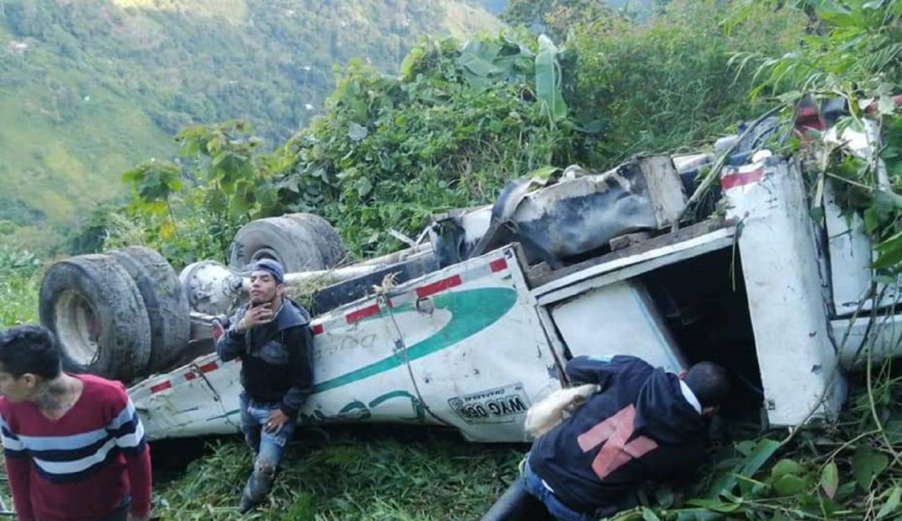 Bus escalera se precipitó a un abismo en Tolima, cinco personas murieron y 23 resultaron heridas