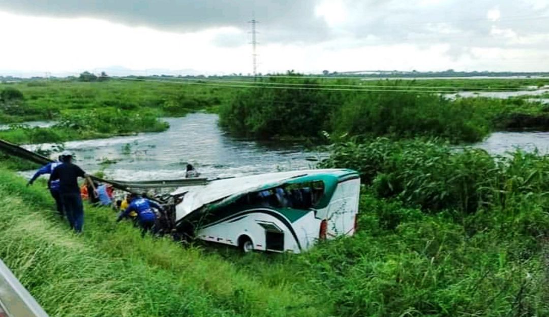 Emergencia en Gambote – Bolívar tras el aparatoso accidente de un bus de transporte público