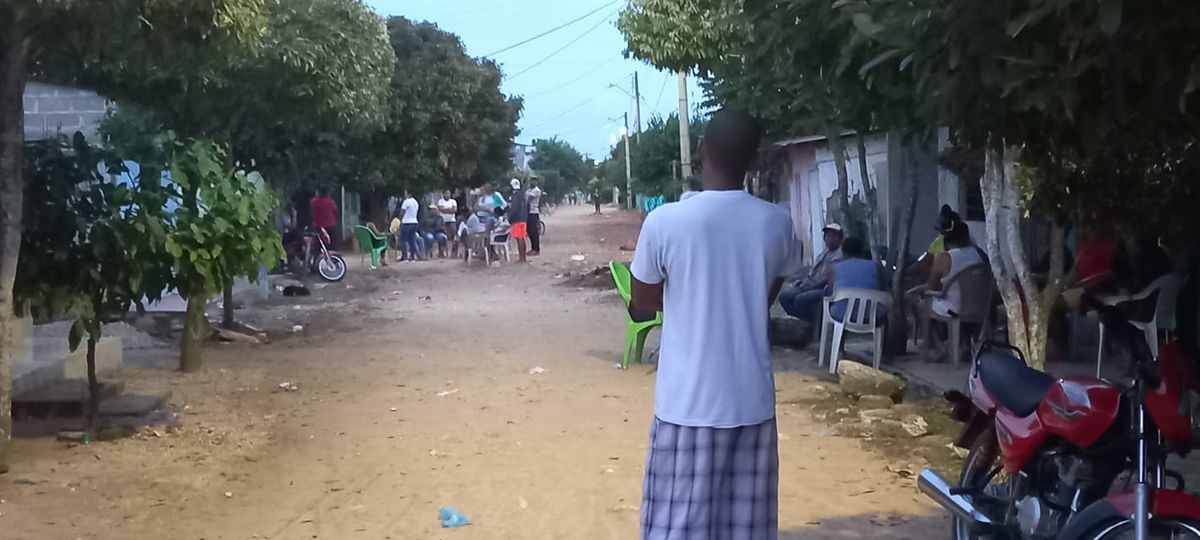 Bloquean vía de acceso a Chimá por irregularidades en la entrega de viviendas
