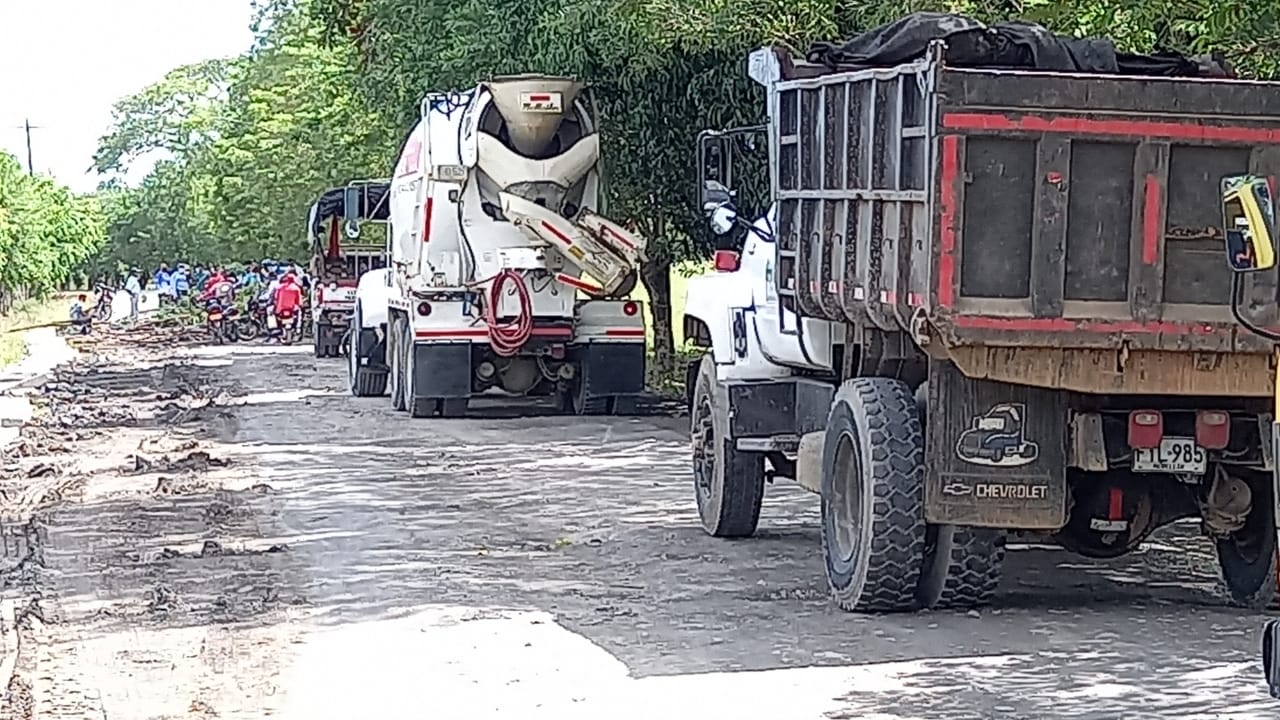 Trabajadores bloquean la vía Montería – El Sabanal porque les adeudan meses de sueldo