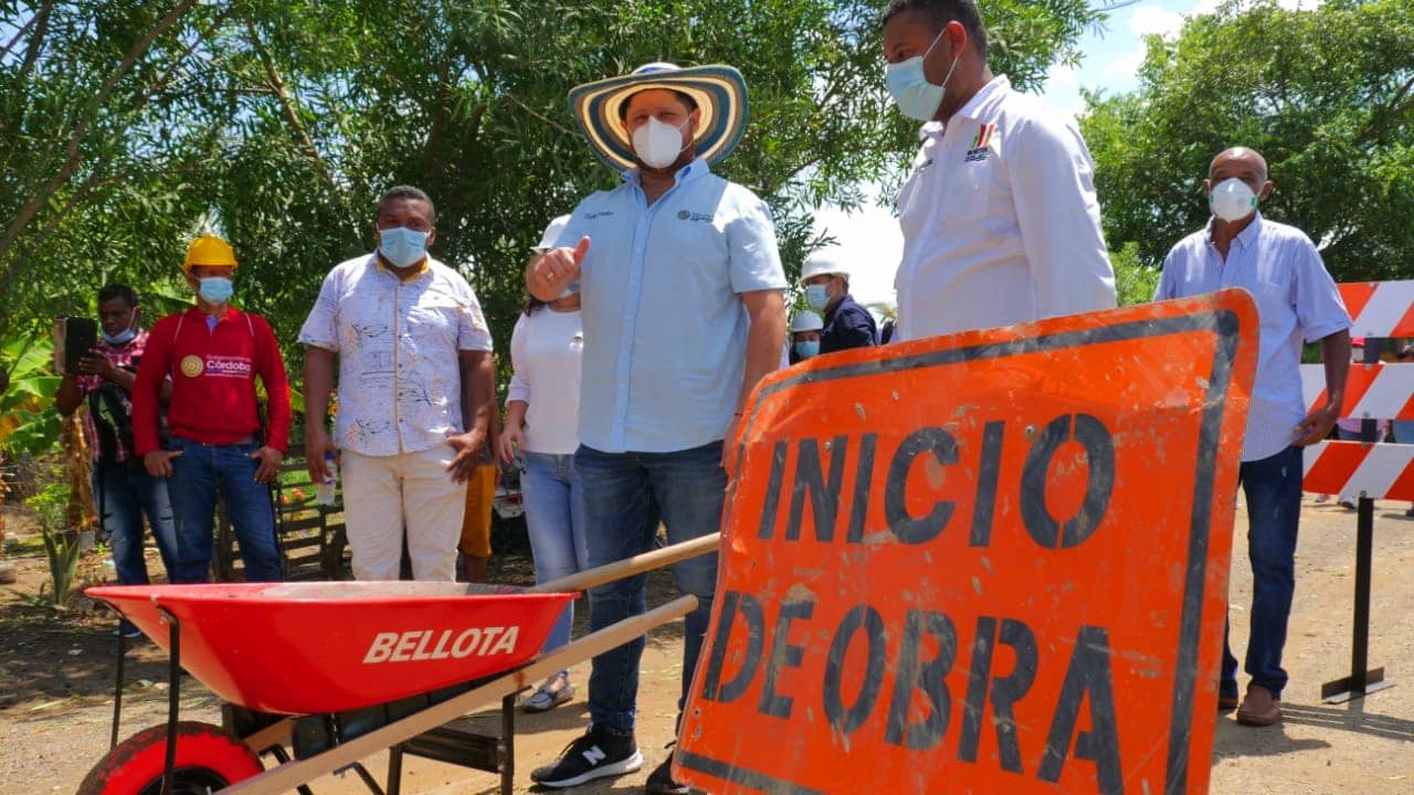 Es oficial, iniciaron obras de pavimentación en la vía Moñitos – Bahía Rada