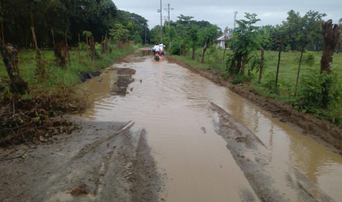 Habitantes en Boca de la Ceiba no aguantan más el pésimo estado de la vía que los comunica con el casco urbano de Montería