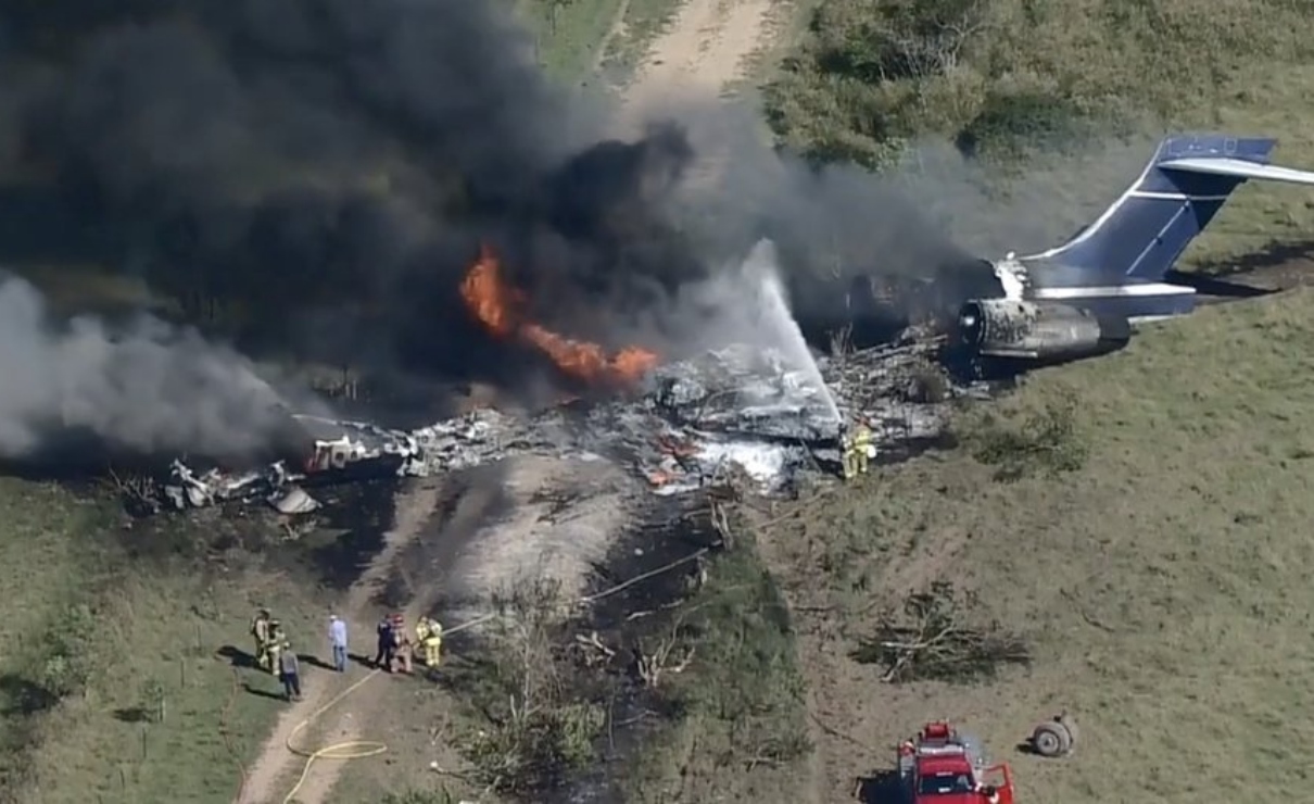 Avión con 21 personas a bordo se estrelló en Texas