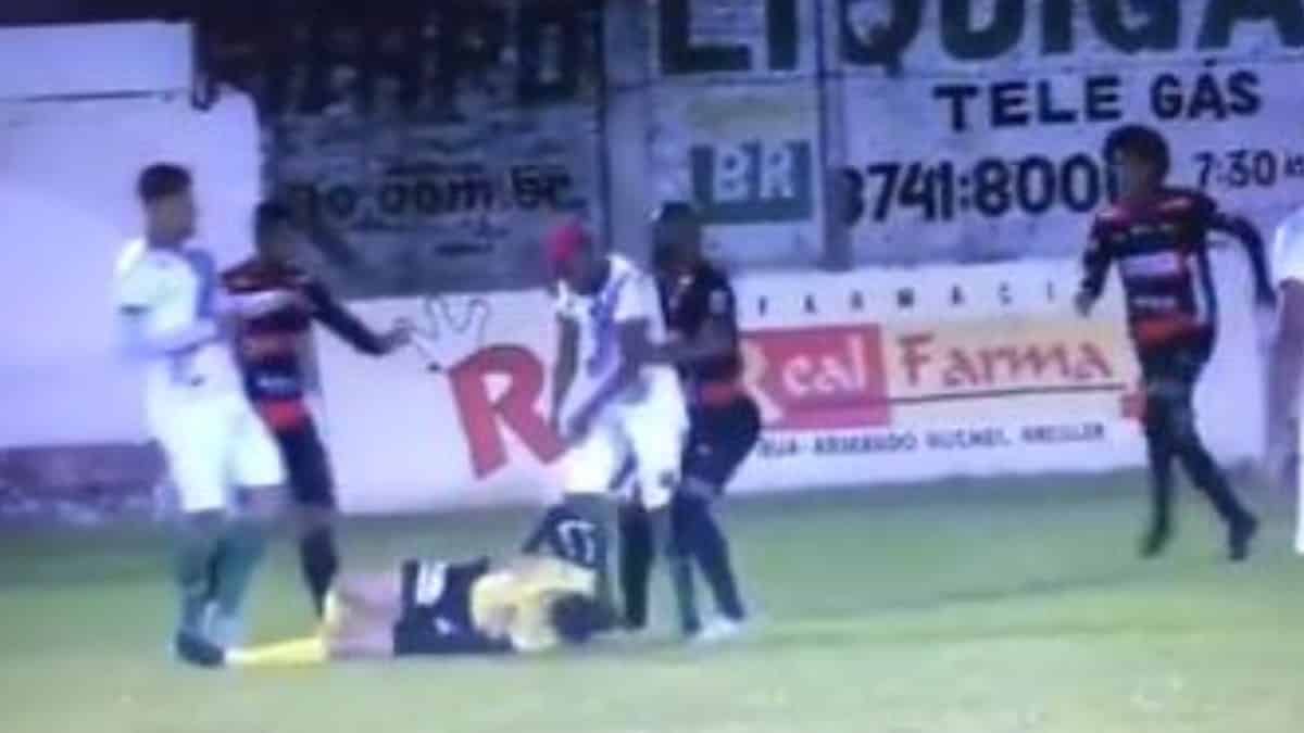 Insólito, arrestan a futbolista tras agredir brutalmente a un árbitro pleno partido
