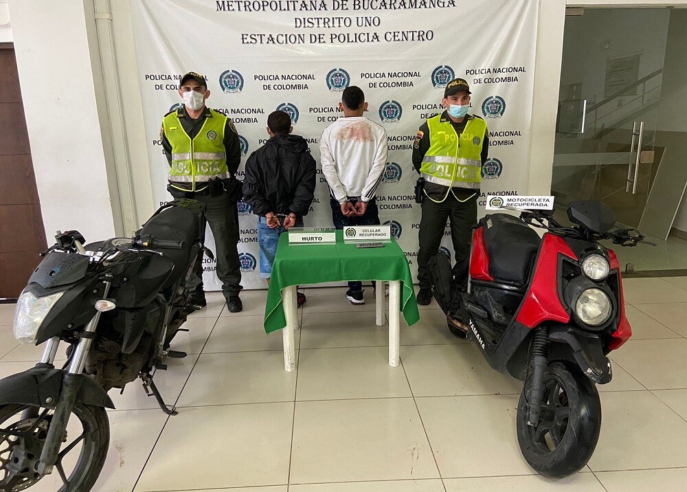 Se robaron una moto y cuando intentaban huir se estrellaron contra una árbol