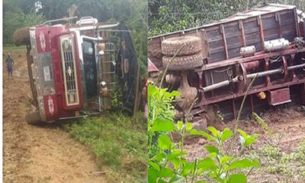 Camión cargado de plátanos se volcó en Moñitos