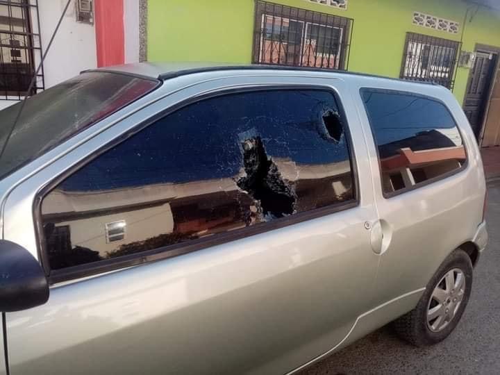 Los «rompevidrios» hicieron de las suyas en San Pelayo, robaron cinco carros