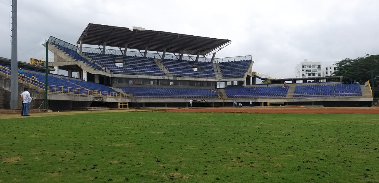 Ultiman detalles en el estadio 18 de Junio de Montería para los juegos de la temporada de béisbol profesional