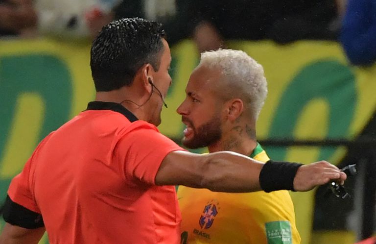 ¡Ya pa’ qué! Conmebol suspendió al árbitro que se dejó ‘mangonear’ de Neymar en el partido Brasil – Colombia