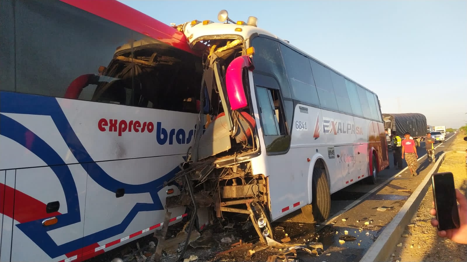 Fuerte choque entre dos buses, varios pasajeros quedaron atrapados