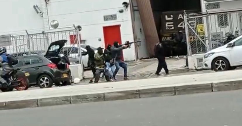 En video: como en el juego GTA, hombres  intentaron robar fundidora de oro en Medellín