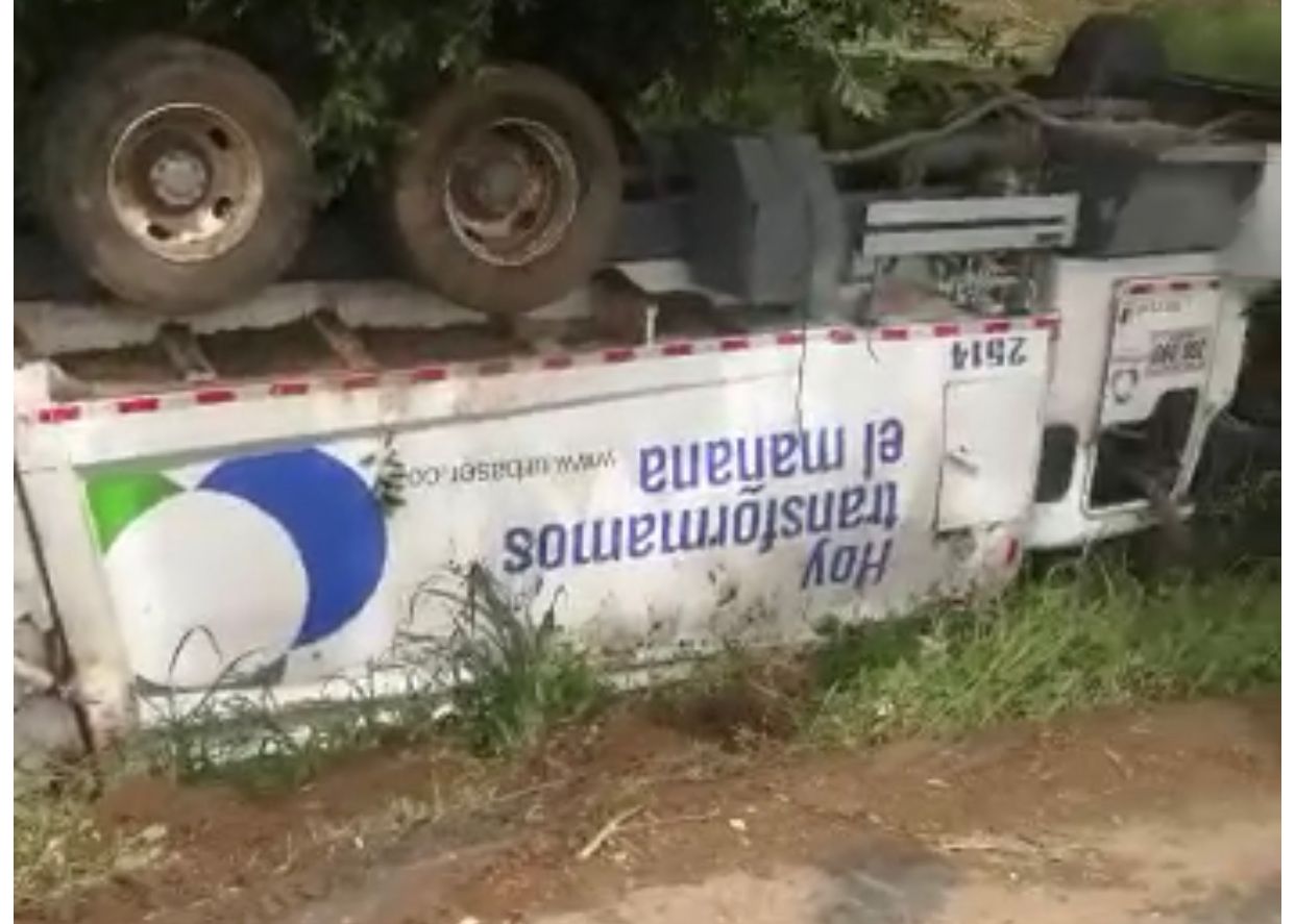 Camión de Urbaser se volcó en la vía Montería – Planeta Rica, varios operarios resultaron heridos