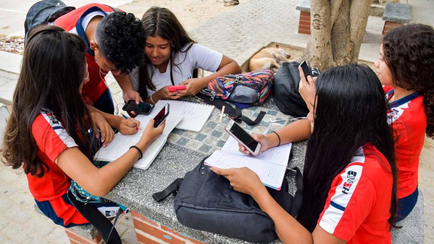 Uso de celulares se regulará en los colegios de Colombia