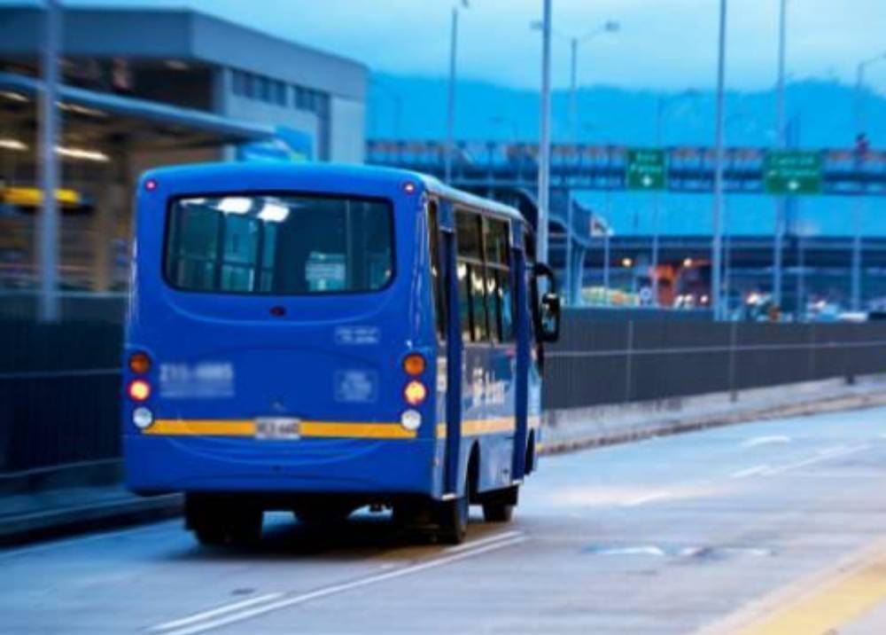 Joven de 23 años se debate entre la vida y la muerte tras ser atropellada por un bus del SITP en Bogotá