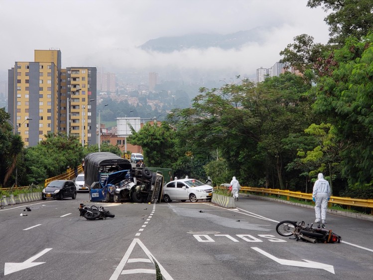 Un muerto y varios heridos dejó aparatoso choque en Medellín, al menos 5 vehículos involucrados