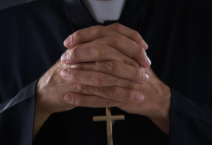 Buscan a sacerdote de 73 años que habría abusado de niña acólita