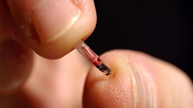 ¿Usted qué opina? Proponen implantar un chip en la piel como carné de vacunación