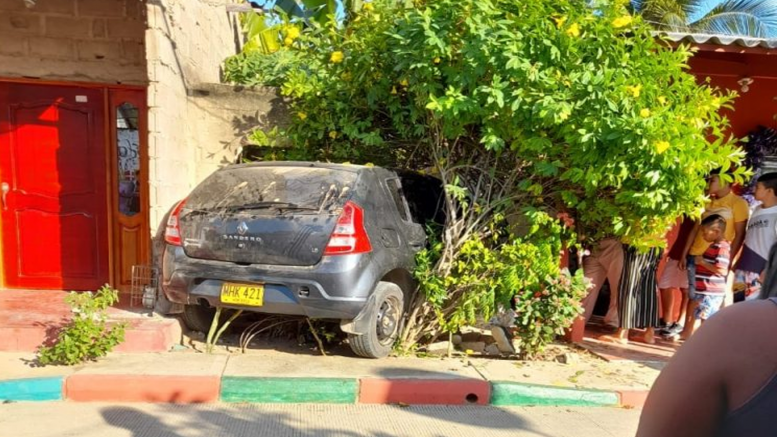 Automóvil se estrelló contra una casa en Ciénaga de Oro