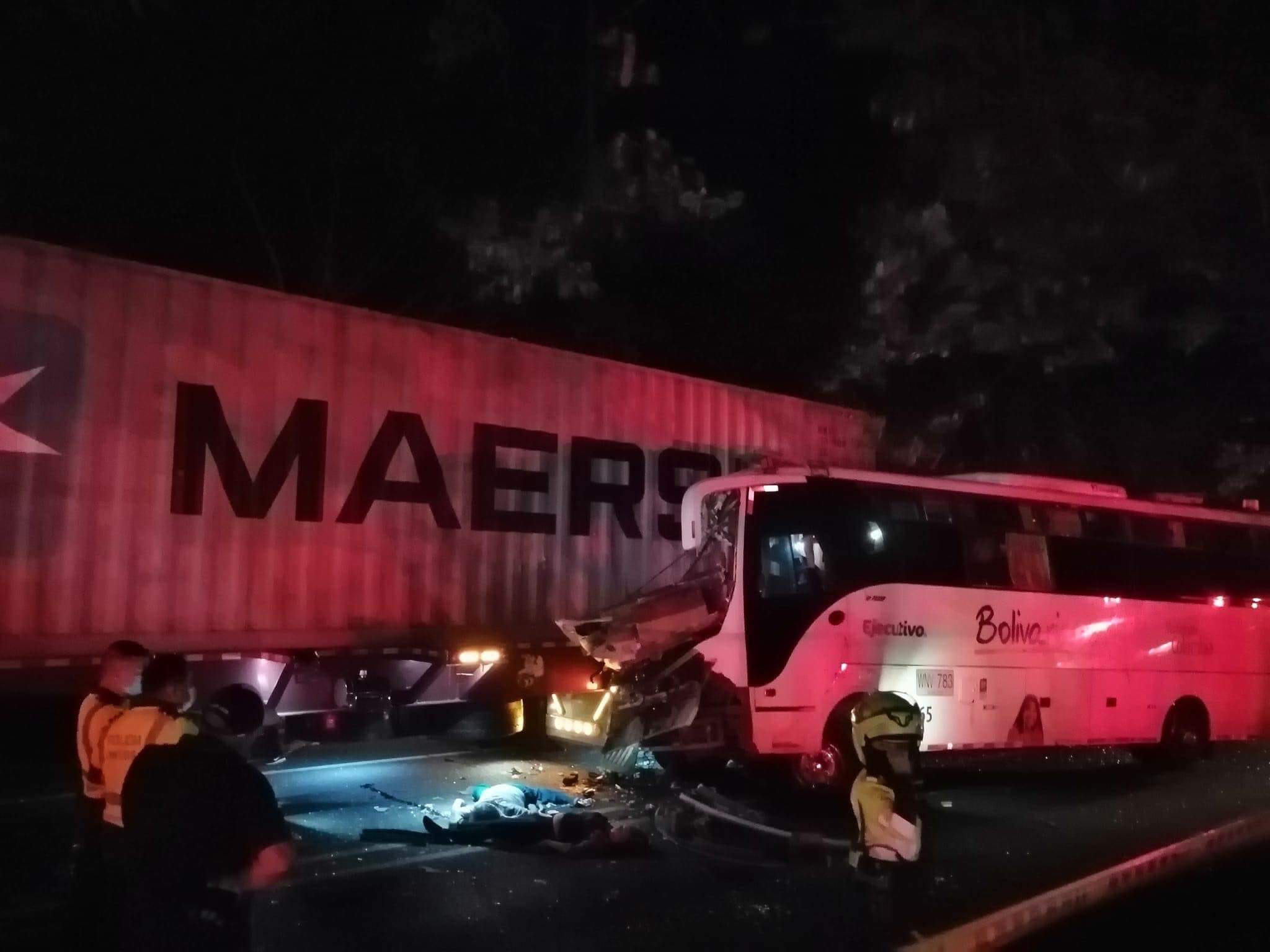 Cuatro muertos y 15 heridos dejó trágico accidente de bus en la variante de Girardot