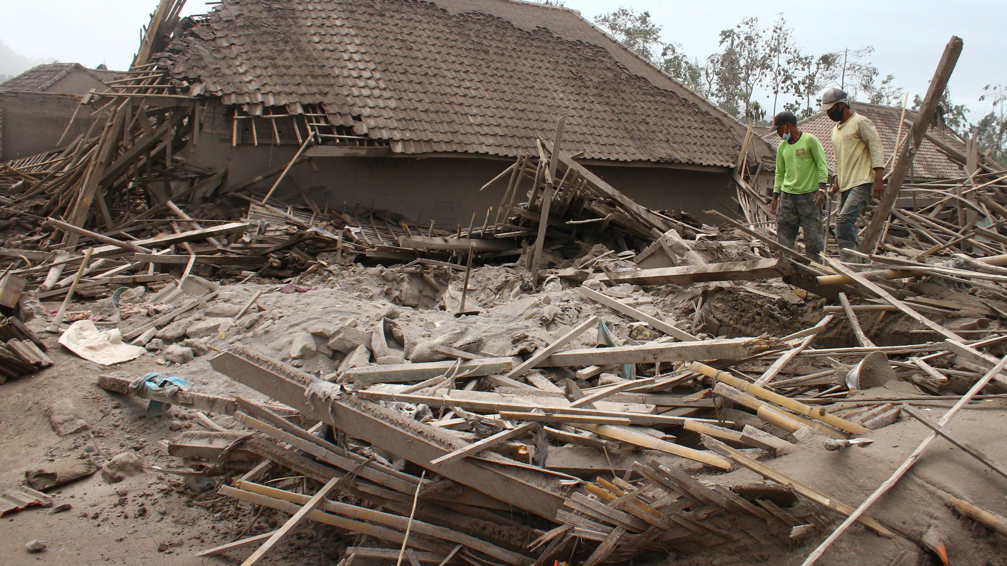 Balance parcial: van 13 muertos tras erupción de volcán en Indonesia
