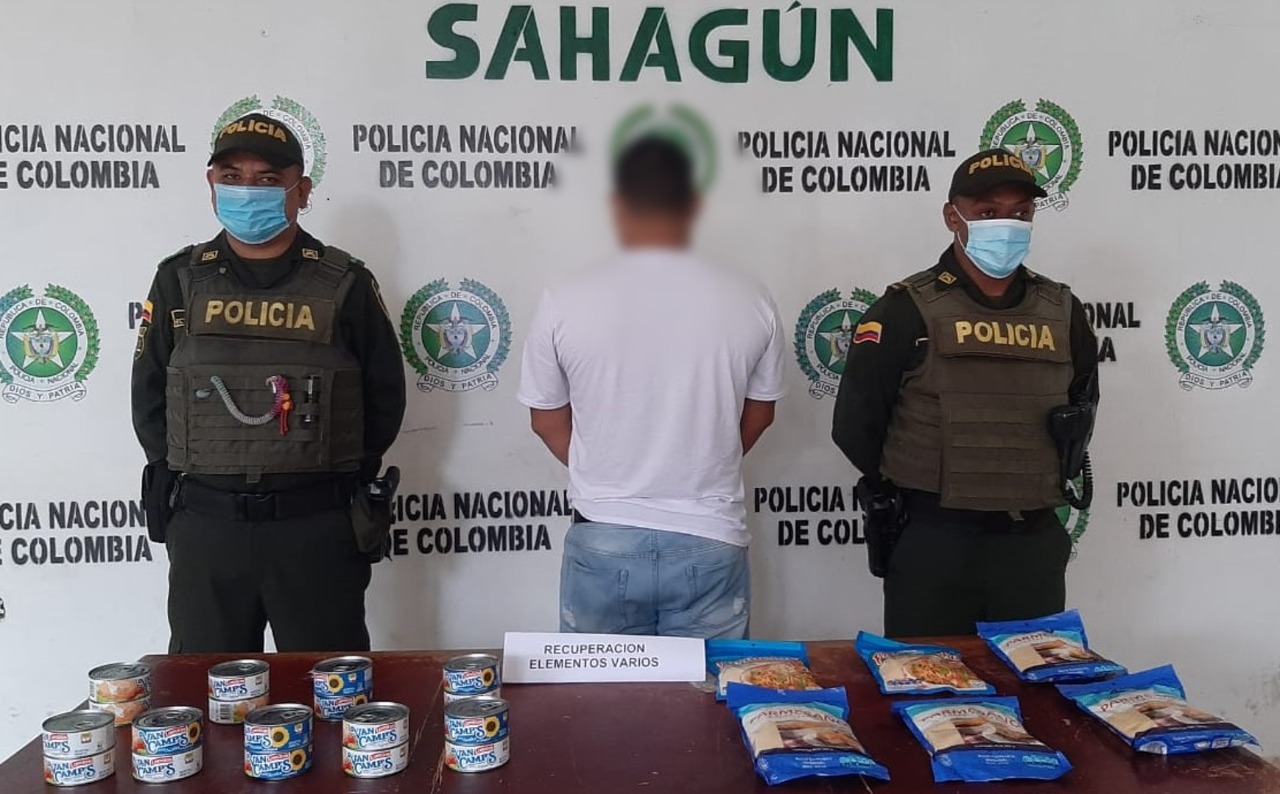 Capturan a hombre que robó latas de atún y queso parmesano de un supermercado en Sahagún