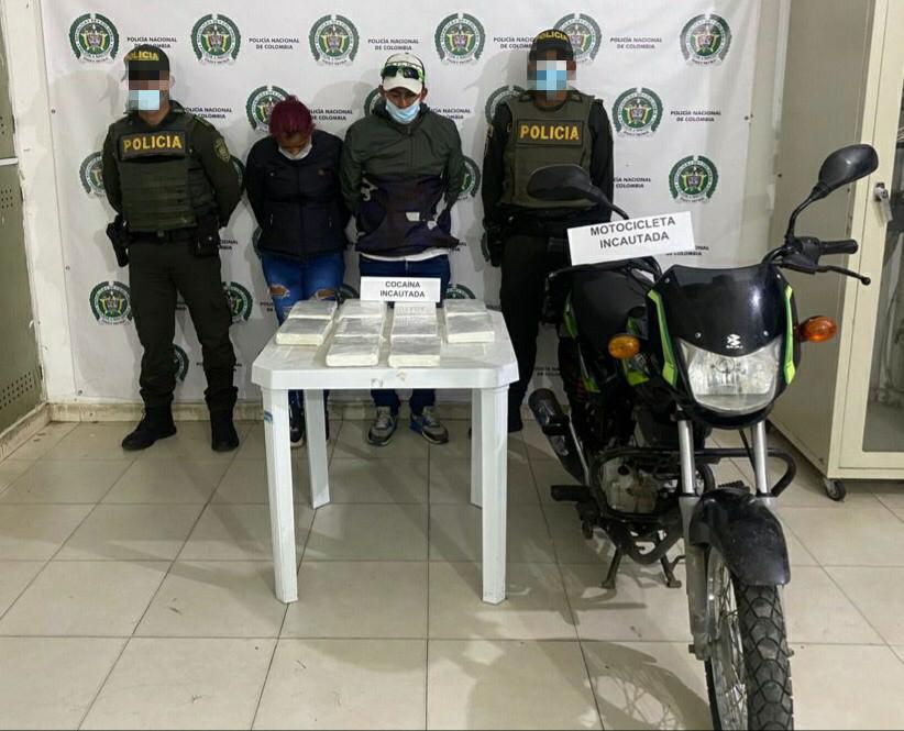 Capturaron a pareja con 10 panelas de cocaína en San Pelayo, trataron de sobornar a la Policía con $40 millones