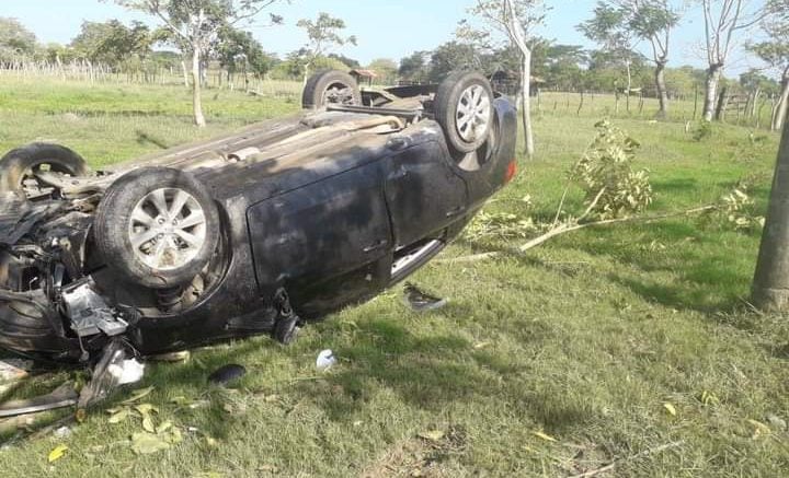 Automóvil se volcó en la vía San Pelayo – Santa Lucía