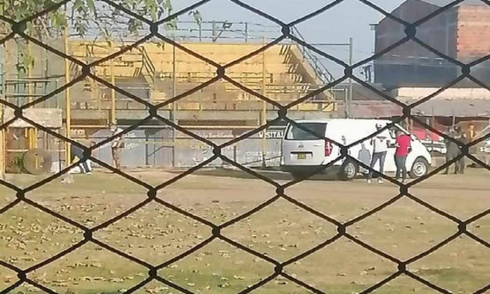 Con dos impactos de bala hallan cadáver de un hombre en estadio de sóftbol