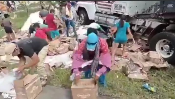 Furgón que transportaba leche se accidentó en la vía Sahagún – Chinú, comunidad saqueó la carga