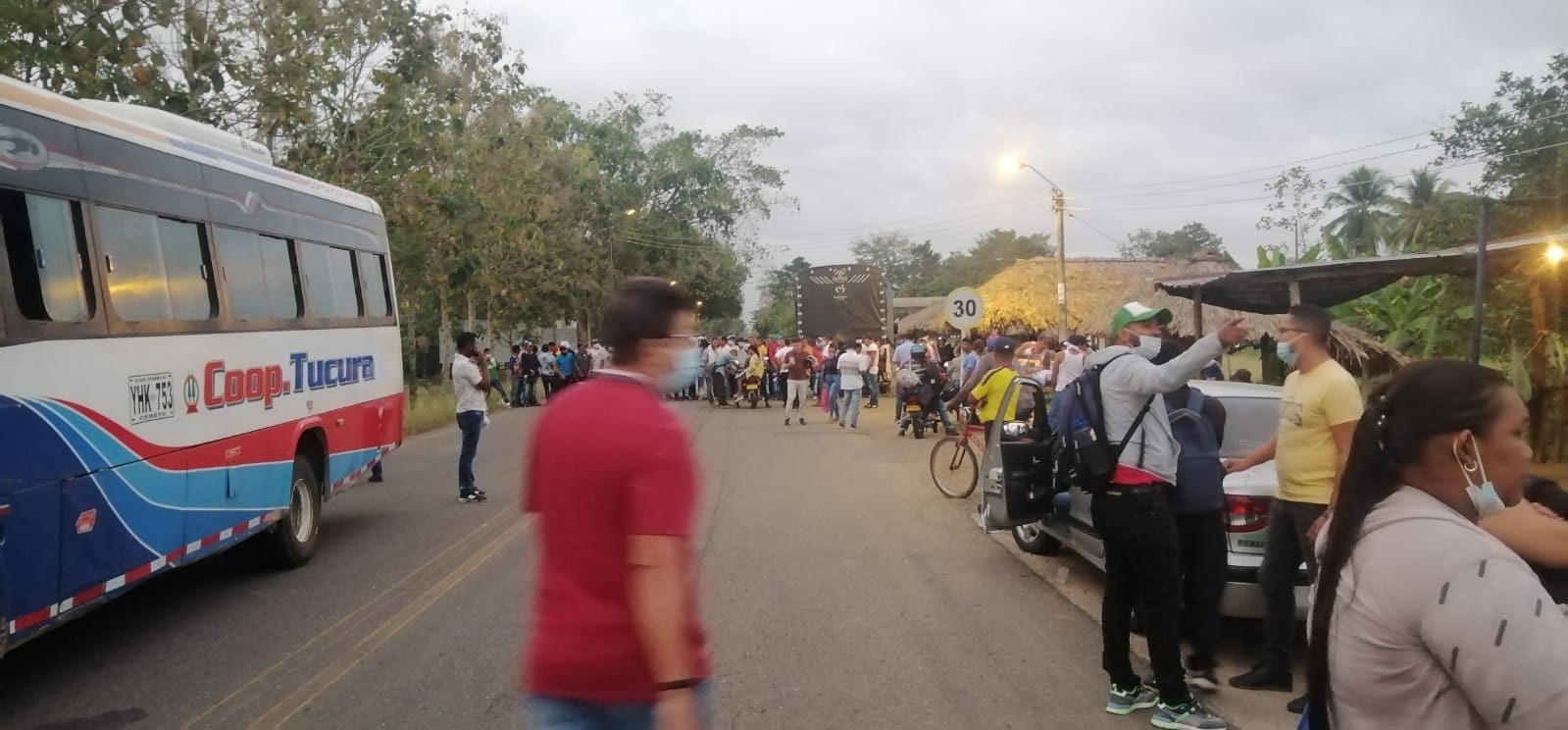 Campesinos bloquearon la vía Tierralta – Montería, exigen presencia del Gobierno Nacional