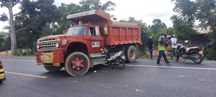 Moto chocó contra un volco en la vía San Pelayo – Cereté