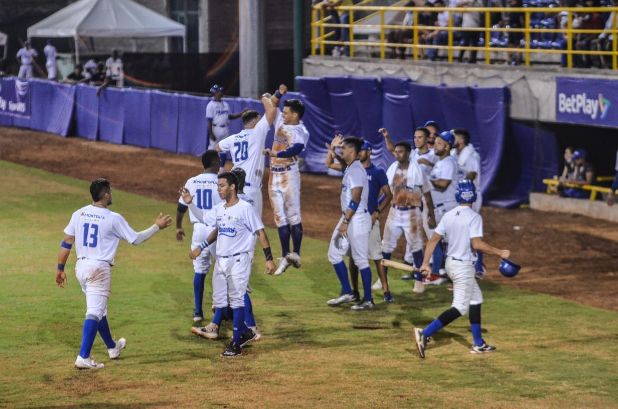 Tres jugadores de Vaqueros dieron positivo para Covid-19