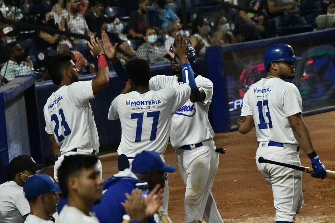 Vaqueros sacó su casta y se impuso en el primer juego de la final