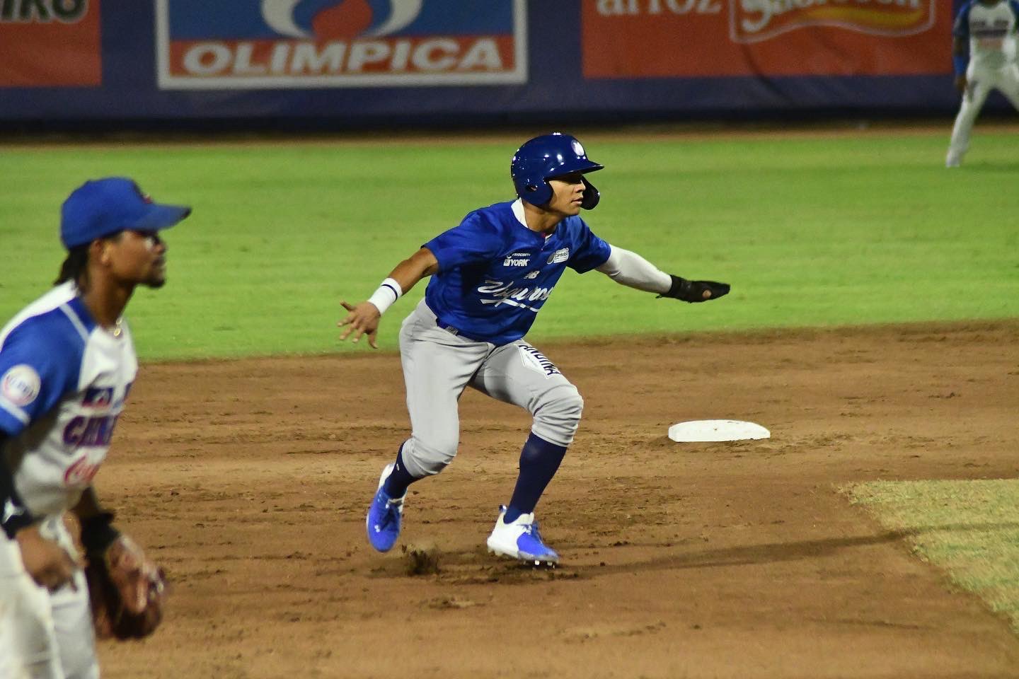 Vaqueros cayó en el tercer juego de la final y está obligado a ganar hoy para igualar la serie