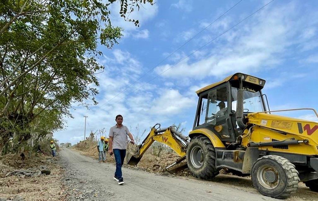 En marcha construcción de placas huellas en puntos críticos de la vía Bongamella – Buenos Aires en San Pelayo