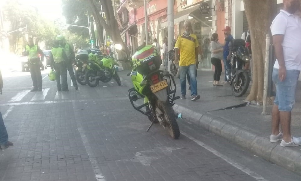 Delincuente se disfrazó de policía para cometer millonario robo dentro de un banco