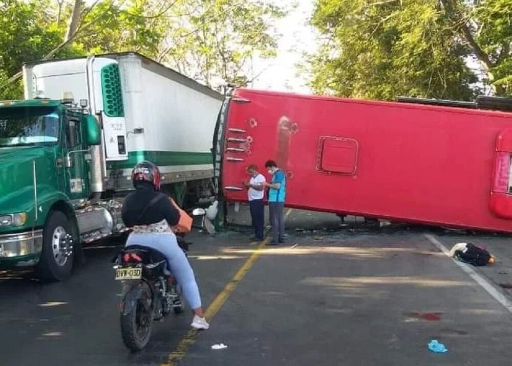 Bus intermunicipal se volcó, cinco personas resultaron heridas