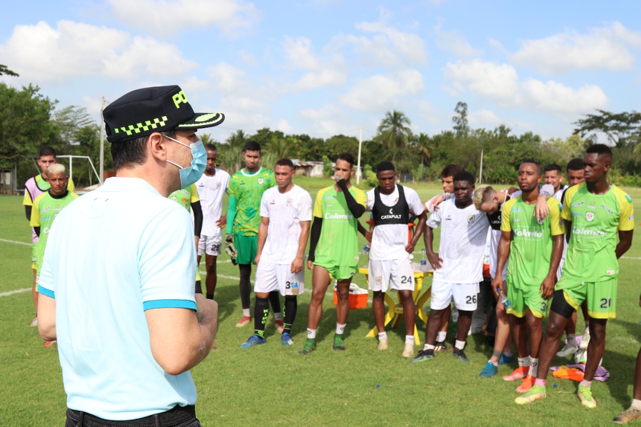 Con la camiseta puesta, alcalde Carlos Ordosgoitia acompañó al equipo Jaguares en inicio de prácticas