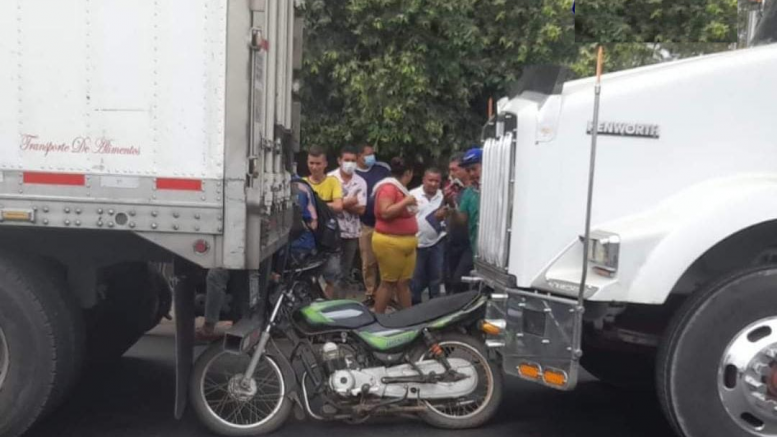 Se salvó de milagro, motociclista quedó atrapado entre dos tractomulas en Sahagún