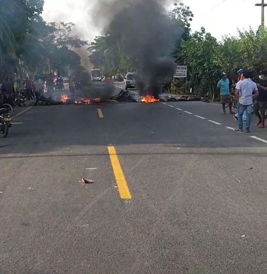 Exigen reductores de velocidad: comunidad bloqueó la vía a Lorica, a la altura de Carrillo