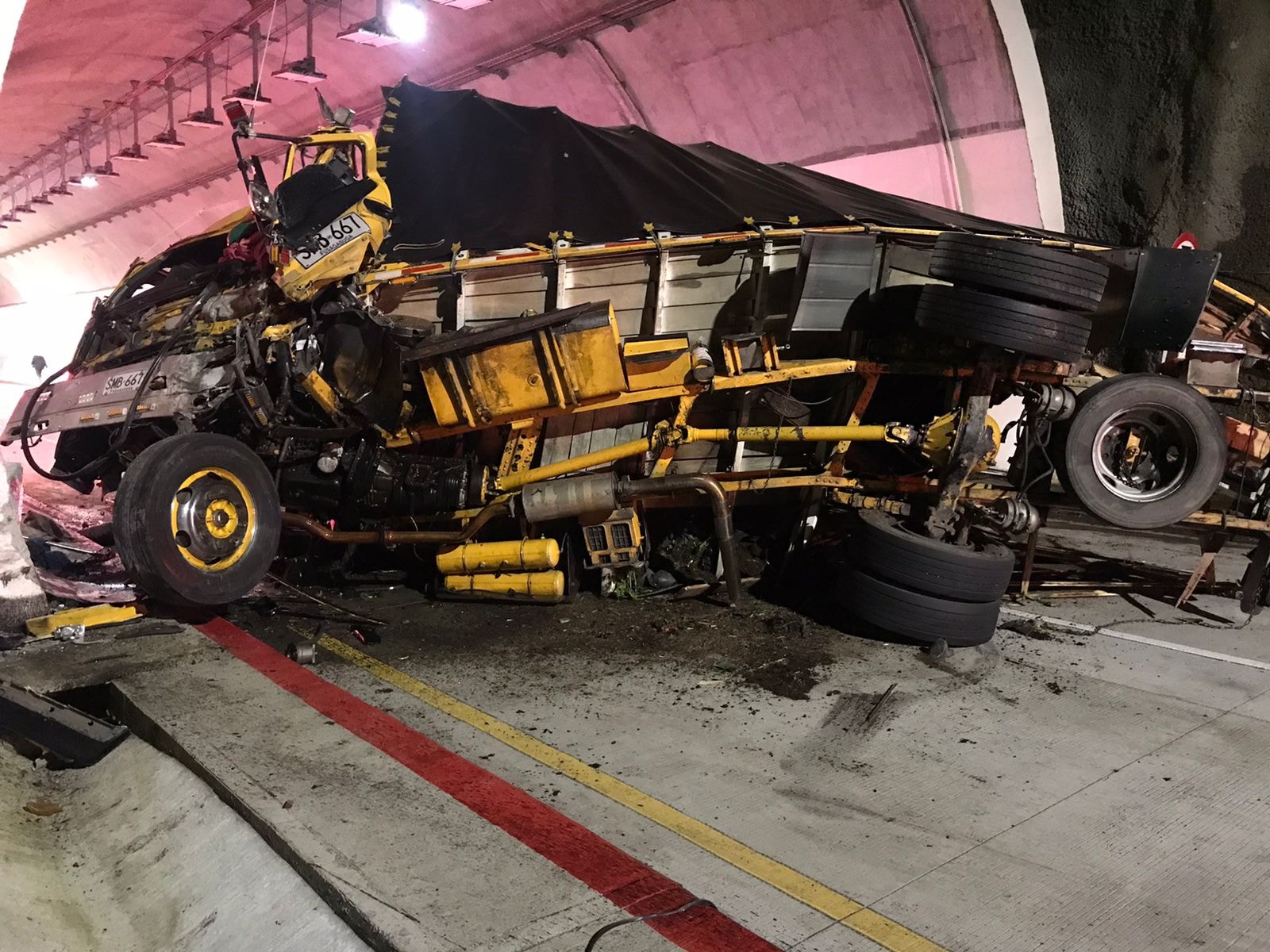 Tres heridos dejó estrepitoso choque entre bus y camión en el Túnel de La Línea