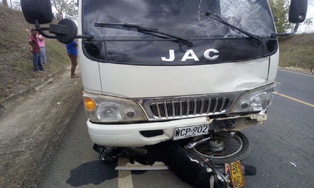 Motociclista murió tras estrellarse contra un camión en la vía San Pelayo – Santa Lucía