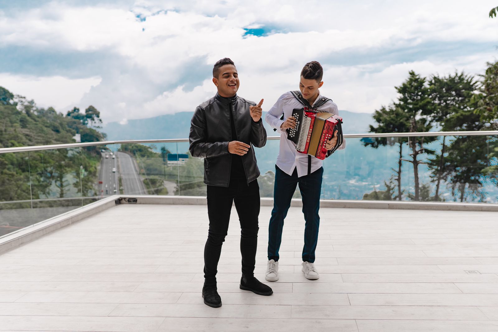 Iván Ballesteros y su acordeonero David Chaar avanzan con la promoción de su nuevo sencillo ‘Soy el otro’