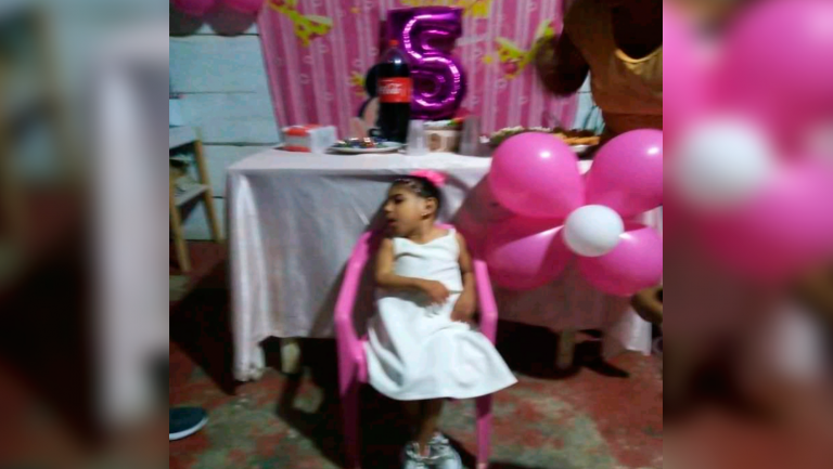 Abril es una niña de 6 años con parálisis cerebral que necesita una silla de ruedas