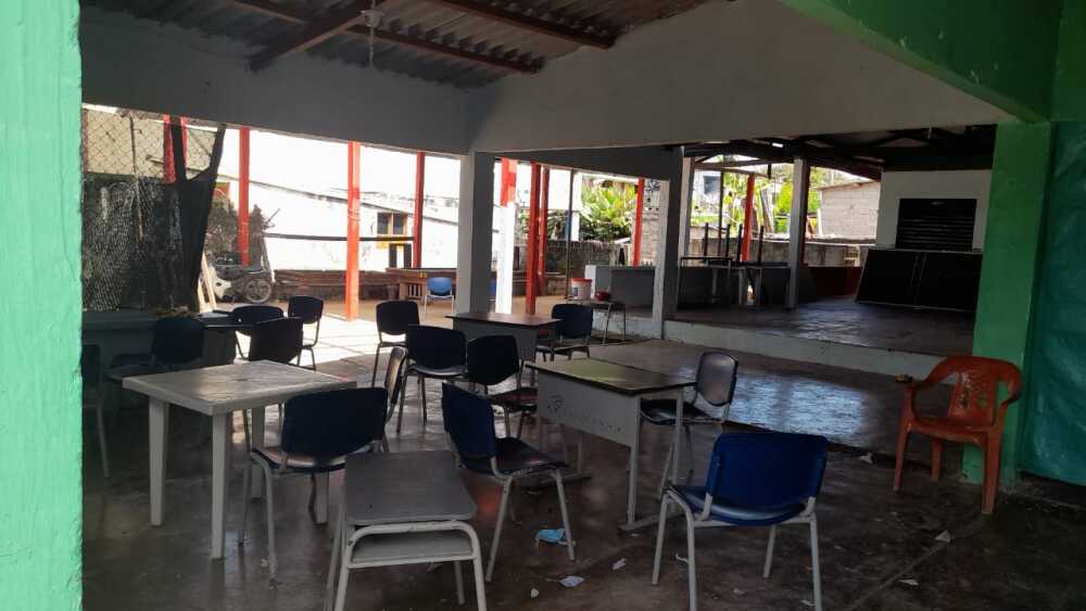 En una gallera reciben clases niños de un corregimiento en Santa Marta