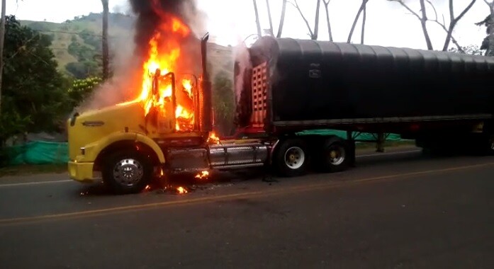 Queman dos camiones de carga en Puerto Valdivia, Antioquia, atribuyen ataque al ELN