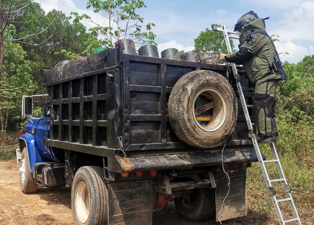 Delincuentes pretendían atentar contra la Fuerza Pública con volqueta cargada de cilindros bomba