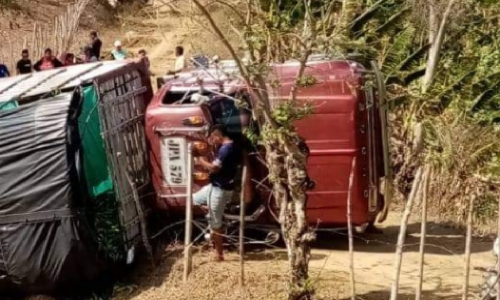 Camión cargado de plátanos se volcó en zona rural de Lorica