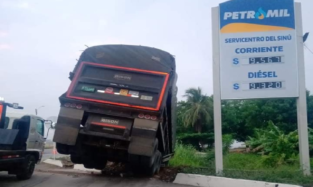 Camión cargado de carbón se accidentó en San Pelayo